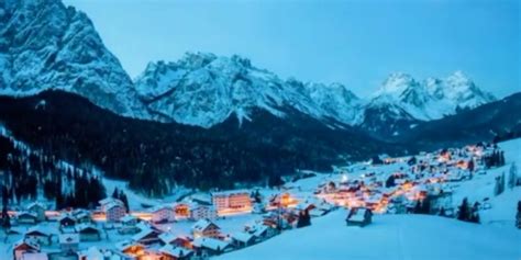 La Montagna di Zenko: Un Panorama Incantevole e Una Profonda Riflessione sulla Natura!