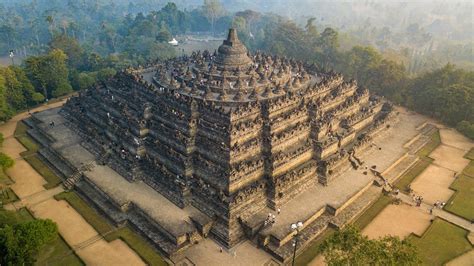  Candi Borobudur - Una Visione Monumentale e Misteriosa dell'Oltretomba!