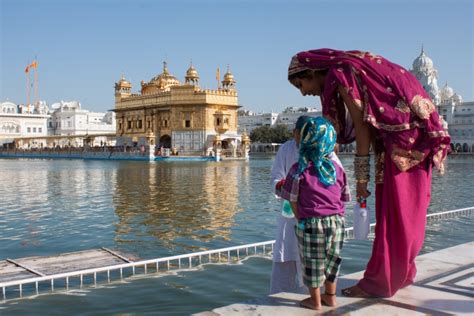  Il Templo di Oro e la sua Danza Spirituale: Un Viaggio nell'Anima del Regno Khmers!