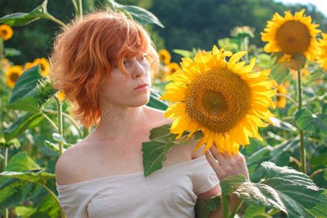 Ritratto di una Donna con Girasoli? Una Sinfonia Cromatica che Celebra la Natura e l'Anima!